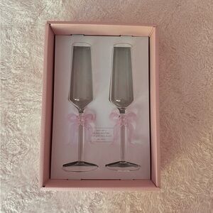 Cupcakes and Cashmere Bow flutes🎀🥂